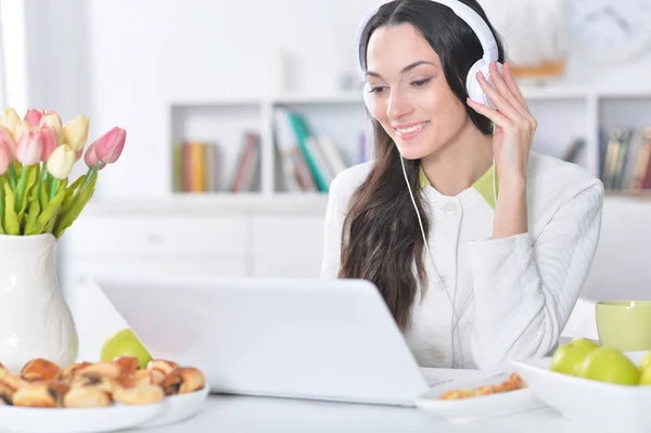 Donna utilizzando il computer portatile — Foto Stock