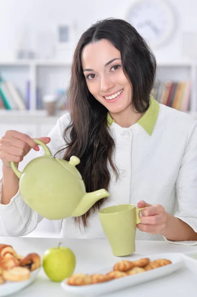 Vrouw gieten thee — Stockfoto