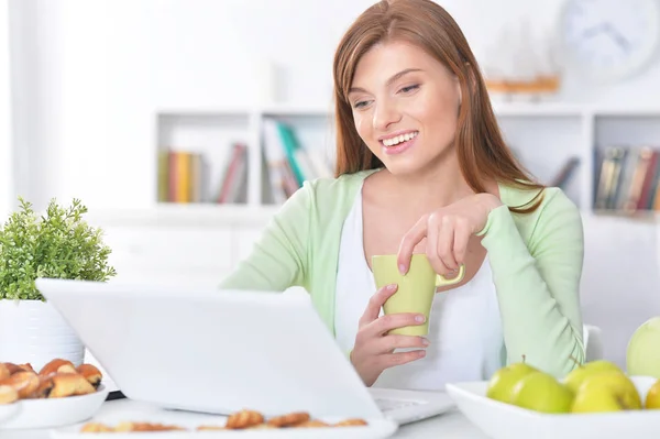 Jovem mulher usando laptop — Fotografia de Stock