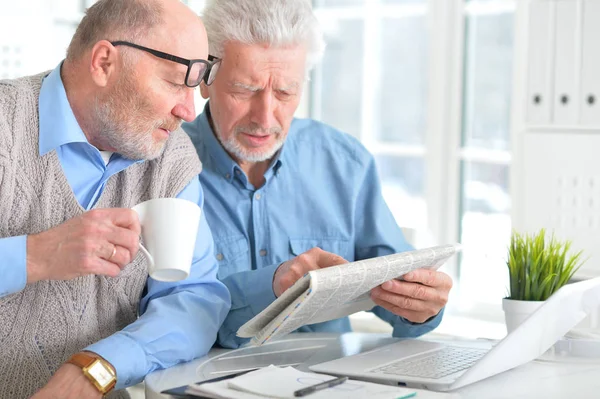 Senioren lesen Zeitung — Stockfoto