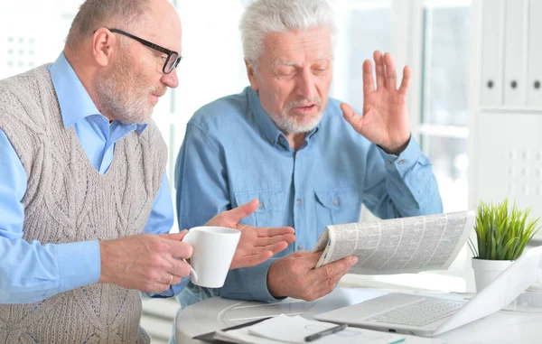 Ledande män läser tidningen — Stockfoto