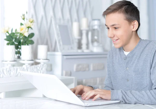 Menino com laptop moderno — Fotografia de Stock