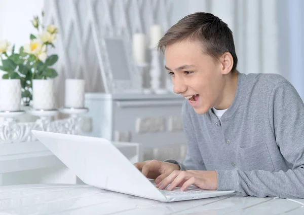 Menino com laptop moderno — Fotografia de Stock