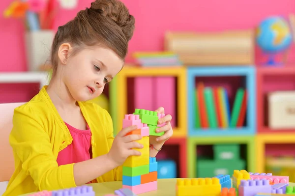 Ragazza che gioca con blocchi di plastica — Foto Stock