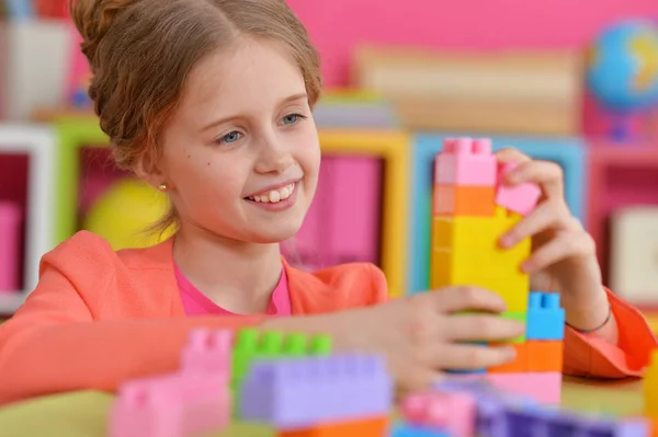 Девушка играет с пластиковыми блоками — стоковое фото