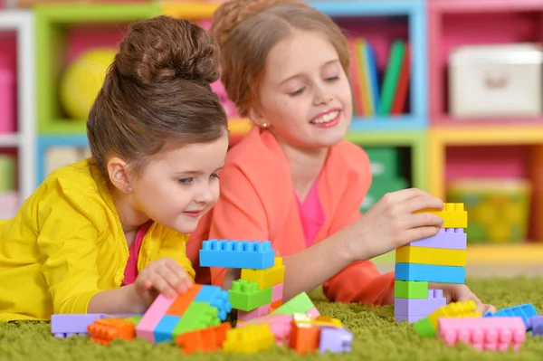 Dziewczyny bawią się kolorowe bloki — Zdjęcie stockowe
