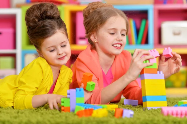 Ragazze che giocano con blocchi colorati — Foto Stock