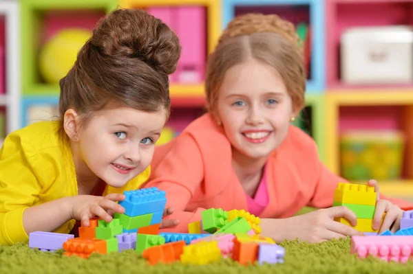 Ragazze che giocano con blocchi colorati — Foto Stock