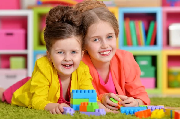 Dziewczyny bawią się kolorowe bloki — Zdjęcie stockowe