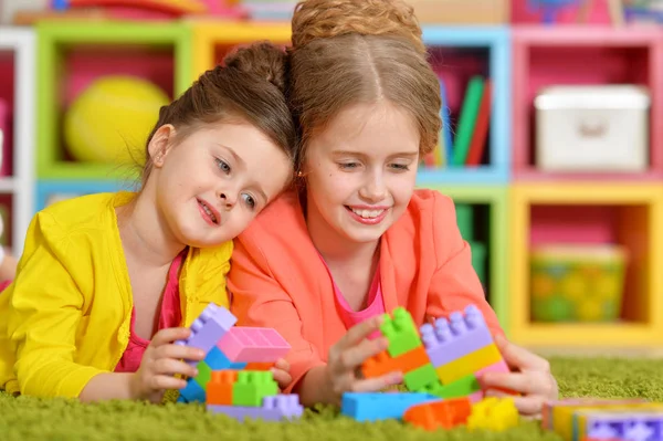 Niñas jugando con bloques de colores — Foto de Stock