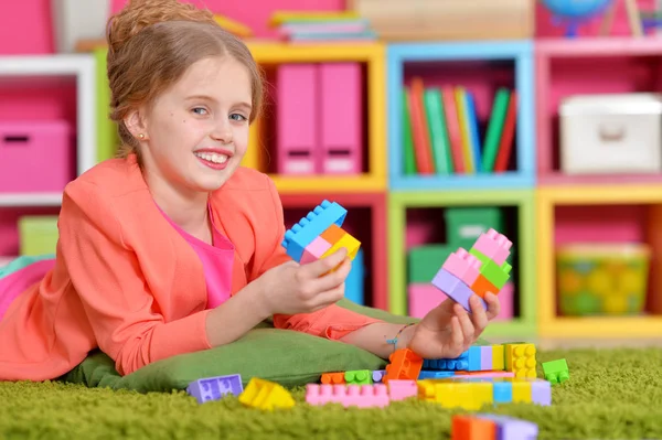 Mädchen spielt mit Plastikklötzen — Stockfoto