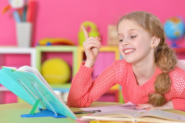 Colegiala haciendo la tarea — Foto de Stock