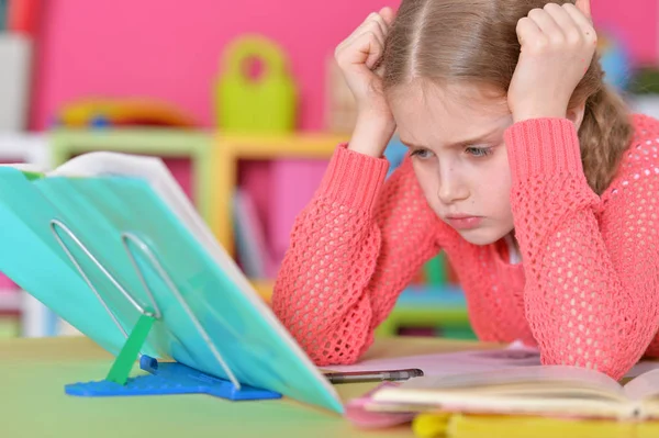 Colegiala haciendo la tarea — Foto de Stock