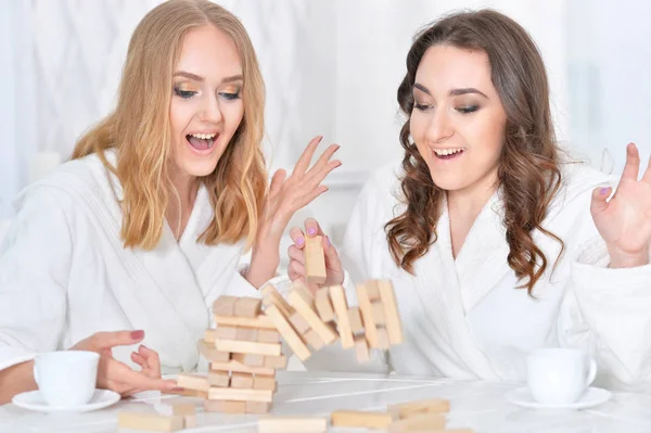 Bloklarla oynayan kadınlar — Stok fotoğraf