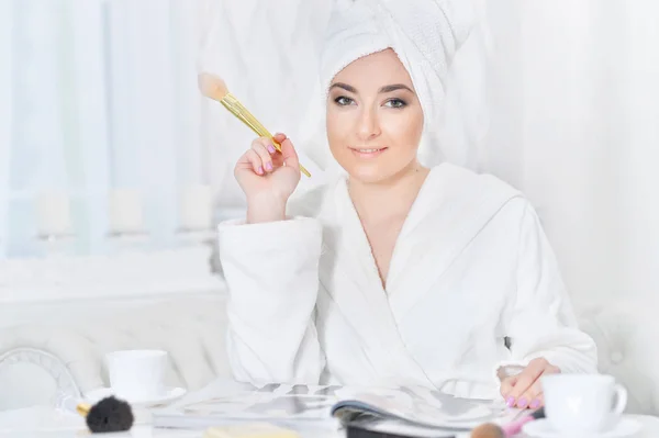 Mujer aplicando maquillaje — Foto de Stock