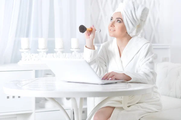 Mujer usando en el ordenador portátil — Foto de Stock