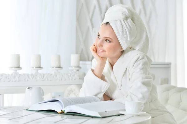 Hermosa chica feliz lectura libro — Foto de Stock