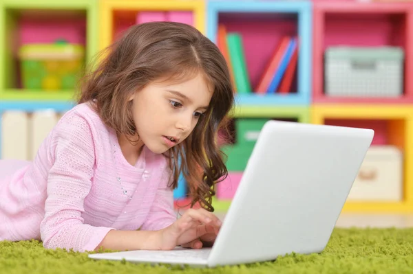 Menina bonita com laptop — Fotografia de Stock