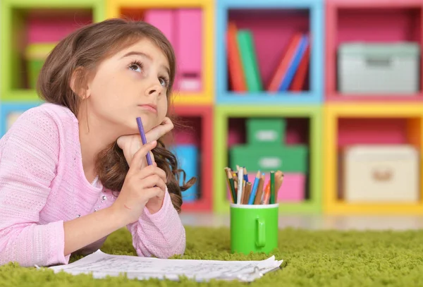 Chica dibujo en casa — Foto de Stock