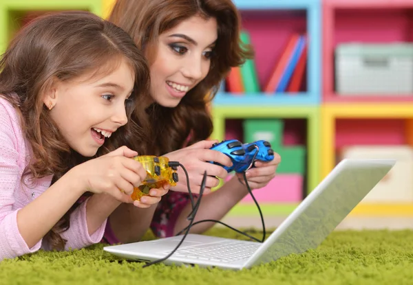 Mother and daughter playing game on laptop — Stock Photo, Image