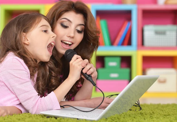 Mor och dotter sjunger karaoke — Stockfoto
