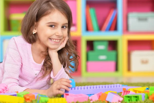 Söt flicka som leker med plast block — Stockfoto