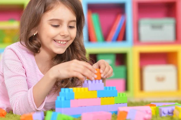 プラスチック製のブロックで遊ぶかわいい女の子 — ストック写真