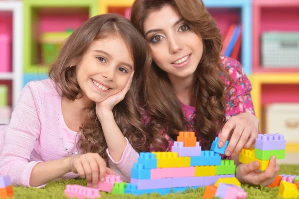 Bambina che gioca con la madre — Foto Stock