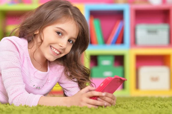 Schönes kleines Mädchen mit Smartphone — Stockfoto