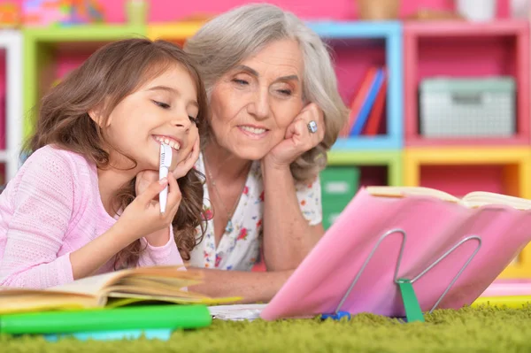 Schulmädchen macht Hausaufgaben — Stockfoto