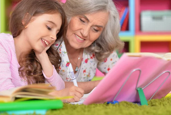 Colegiala haciendo la tarea — Foto de Stock