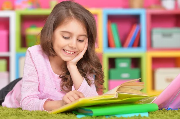 Küçük kız kitap okuyor. — Stok fotoğraf
