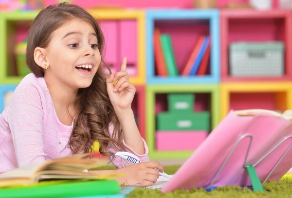 Colegiala haciendo la tarea — Foto de Stock