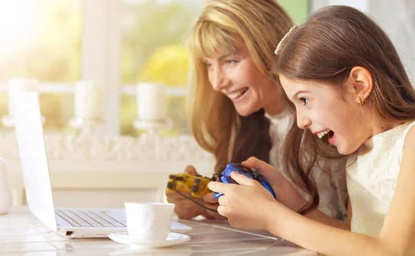 Mãe e filha jogando jogo de computador — Fotografia de Stock