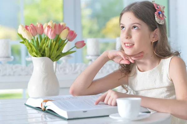 Kleines süßes Mädchen liest Buch — Stockfoto