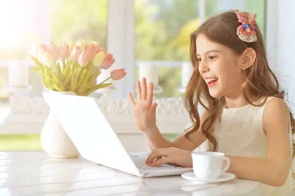 Menina com laptop — Fotografia de Stock