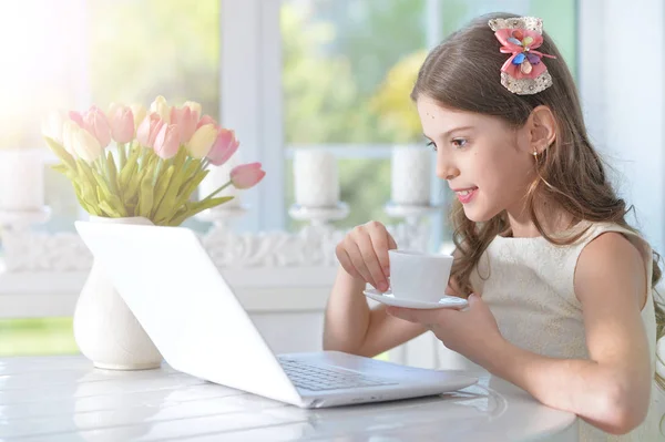 Menina com laptop — Fotografia de Stock