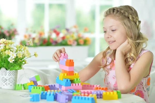 Renkli plastik blokları ile küçük kız — Stok fotoğraf