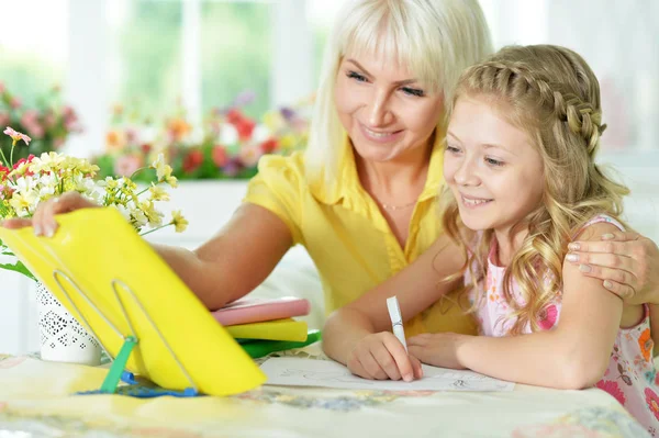 Chica haciendo la tarea — Foto de Stock