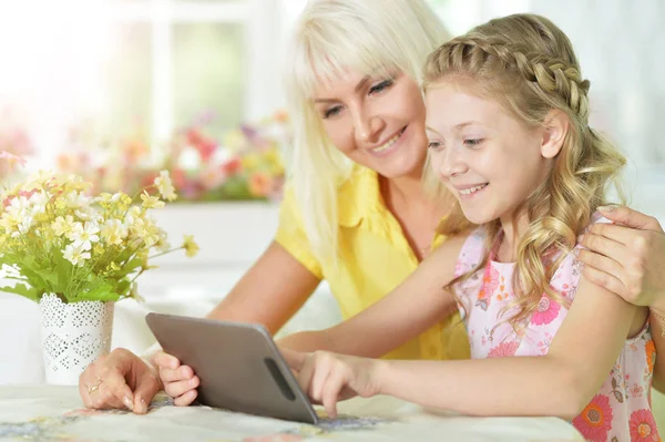 Madre e hija usando tableta — Foto de Stock