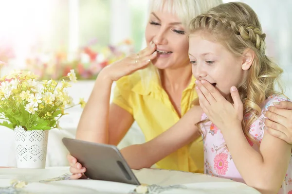 Madre e hija usando tableta — Foto de Stock