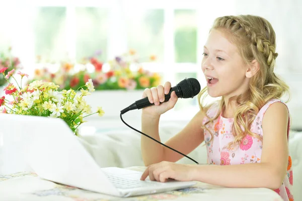 Menina cantando karaoke — Fotografia de Stock