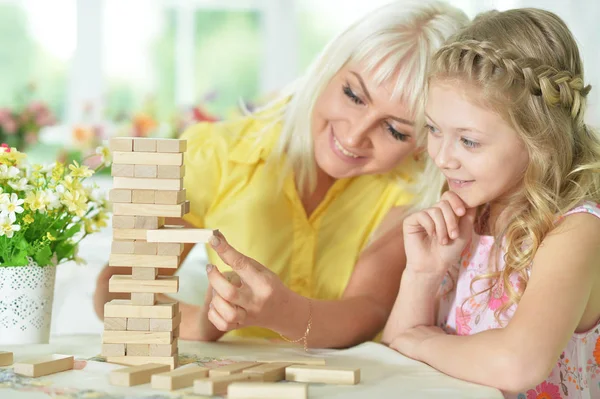 小さな女の子が母親と一緒に遊んで — ストック写真