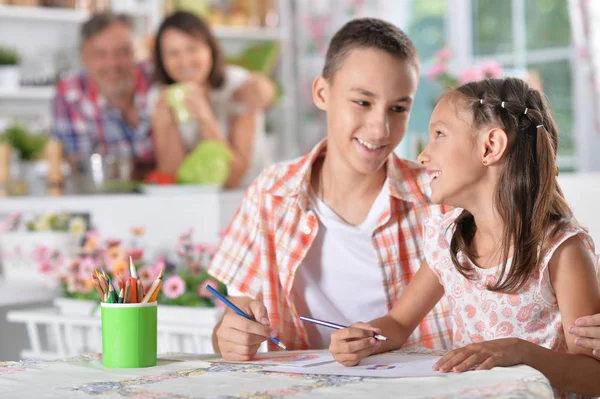 Mädchen und Junge zeichnen — Stockfoto