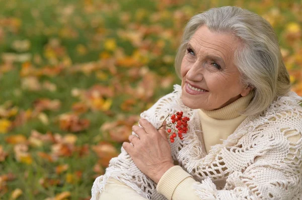 Frau posiert mit Beeren — Stockfoto