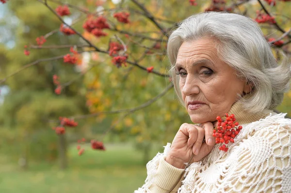 Üzgün kadın meyveleri ile poz — Stok fotoğraf