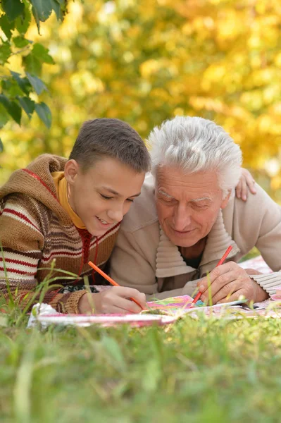 Jongen en grootvader huiswerk — Stockfoto