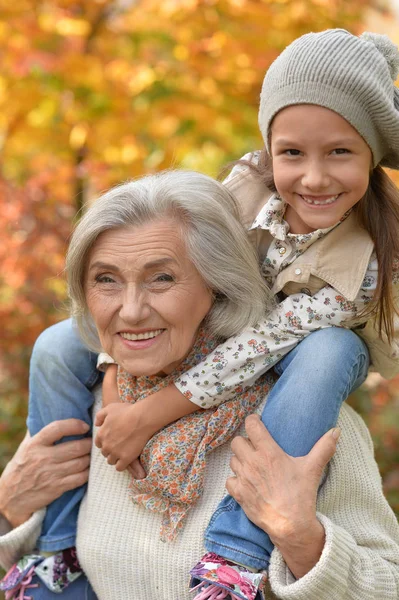 Abuela y nieta en el parque —  Fotos de Stock