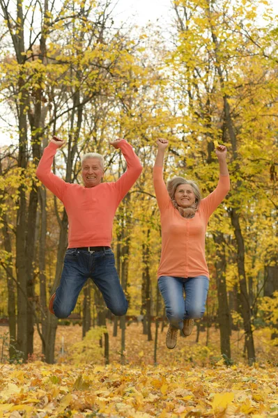 Senior couple jumping — Stock Photo, Image