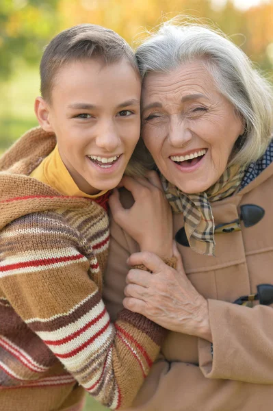 Lachende grootmoeder met kleinzoon — Stockfoto